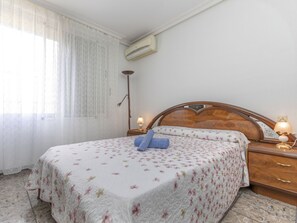 3 bedrooms, desk, Internet