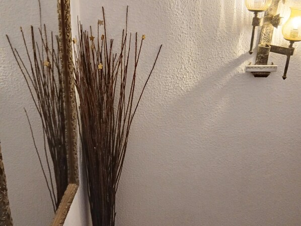 Een wand met een structuur en een wandlamp.