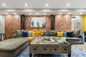 Smart TV, chimenea y estéreo 