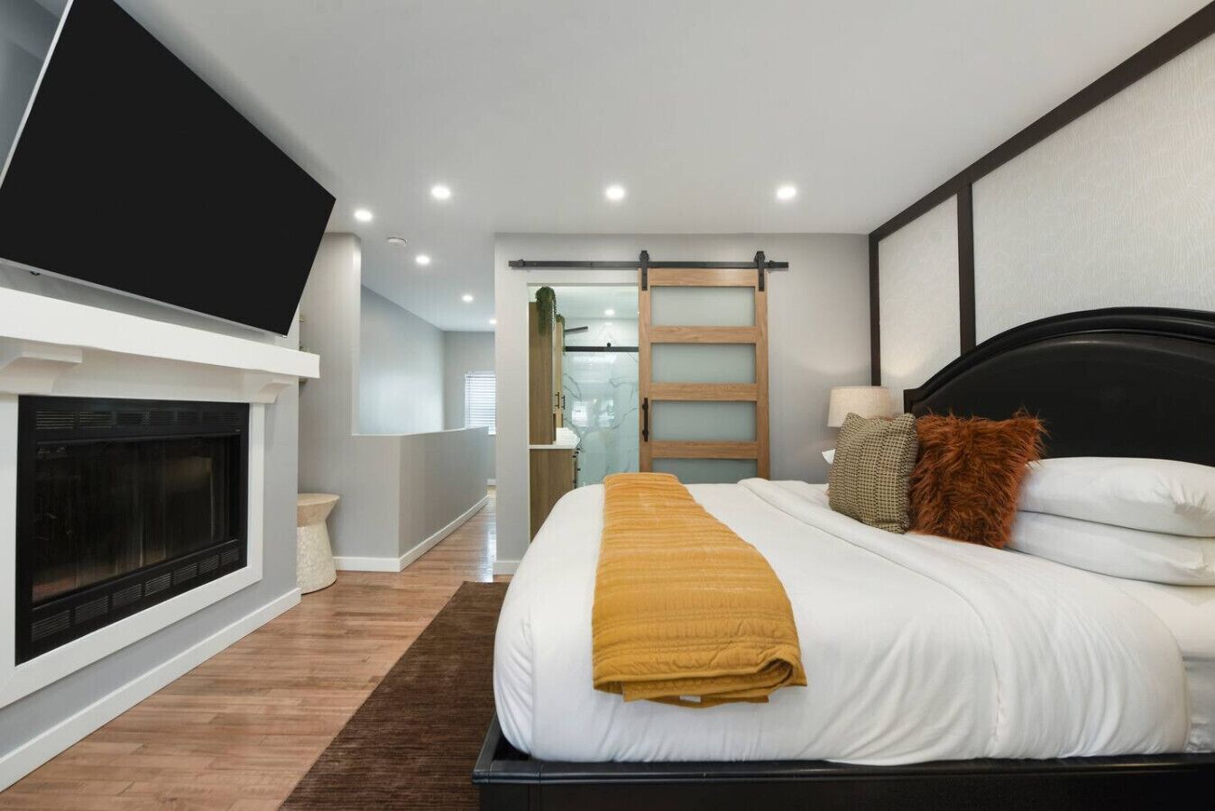 4 chambres, bureau, fer et planche à repasser, lit parapluie