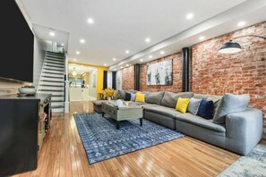 Smart TV, chimenea y estéreo 