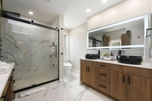 Secador de pelo y toallas