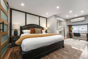 4 dormitorios, escritorio, tabla de planchar con plancha y cuna de viaje