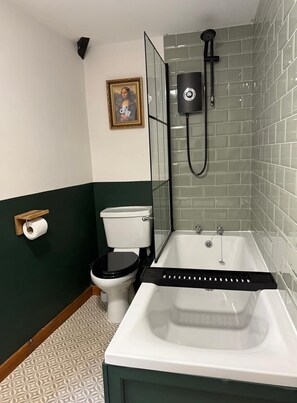 Secador de cabelo, toalhas de banho, papel higiênico 