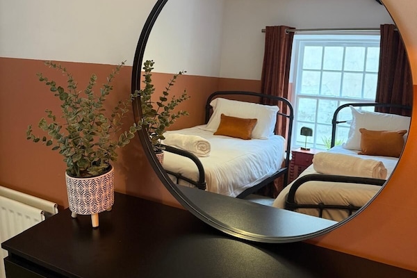 2 Schlafzimmer, BĂŒgeleisen/BĂŒgelbrett, WLAN, BettwĂ€sche