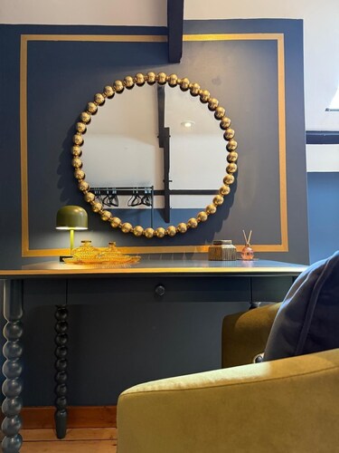 Charming Grade 2 Listed Apartment in Alnwick town centre with castle views.