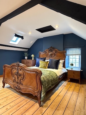 2 bedrooms, iron/ironing board, WiFi, bed sheets - Charming Grade 2 Listed Apartment in Alnwick town centre with castle views. (Alnwick)