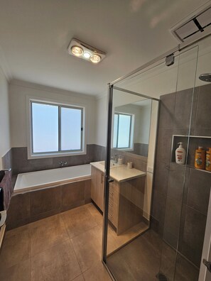Douche, sĂšche-cheveux, serviettes fournies, savon