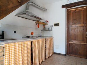 Réfrigérateur, lave-vaisselle, vaisselle et ustensiles