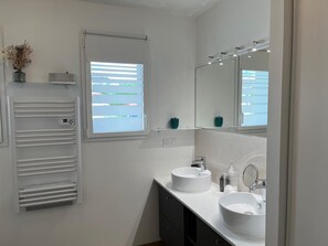 Dusche, Haartrockner, Seife, Toilettenpapier