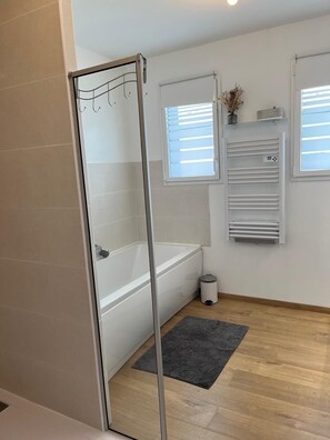 Dusche, Haartrockner, Seife, Toilettenpapier