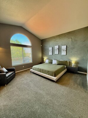 3 bedrooms, WiFi, bed sheets - 3BR Oasis W/ Gazebo + Fire Pit (Aurora)