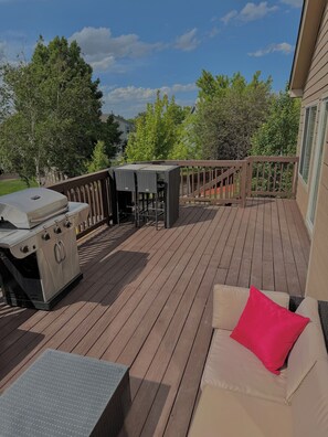 Outdoor dining - 3BR Oasis W/ Gazebo + Fire Pit (Aurora)