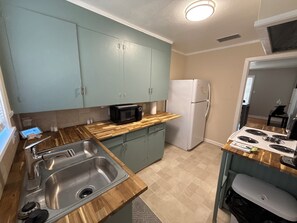 Microwave, oven, stovetop - 2-bedroom apartment with WiFi, AC in charming Shreveport (Shreveport)