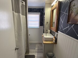 Secadora de cabello, toallas, jabón, papel de baño 