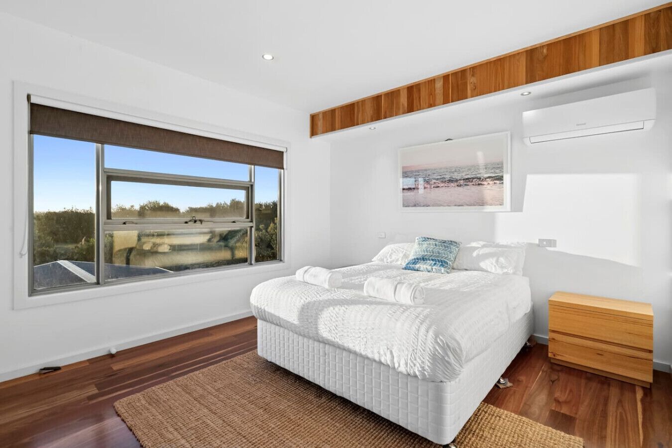 4 habitaciones, escritorio y tabla de planchar con plancha 