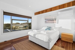 4 makuuhuonetta, työpöytä, silitysrauta/-lauta, vauvan matkasänky