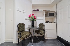 House | Exterior - Contemporary Holiday Home in London, No Deposit (London)