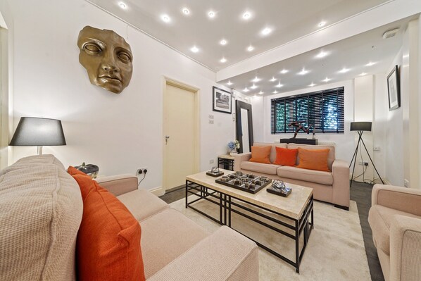 House | Living room - Contemporary Holiday Home in London, No Deposit (London)