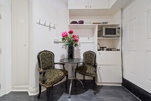 House | Exterior - Contemporary Holiday Home in London, No Deposit (London)