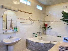 Bañera con ducha, artículos de tocador gratuitos, secador de pelo, batas