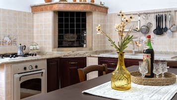 Refrigerador, microondas y utensilios de cocina