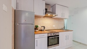 Refrigerador, horno, cafetera y tetera y tostadora 