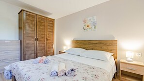 1 habitación, tabla de planchar con plancha, wifi gratis y ropa de cama 