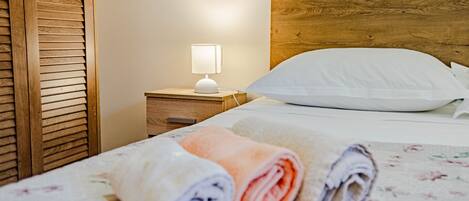 1 slaapkamer, een strijkplank/strijkijzer, gratis wifi, beddengoed