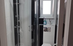 Dusche, Haartrockner, Handtücher