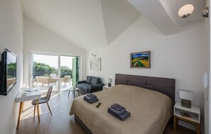 5 bedrooms, iron/ironing board, free WiFi, bed sheets