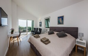 5 bedrooms, iron/ironing board, free WiFi, bed sheets