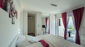 4 bedrooms, iron/ironing board, free WiFi, bed sheets