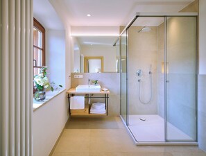 Dusche, Haartrockner, Handtücher