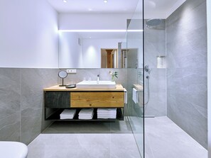 Een douche, een haardroger, handdoeken