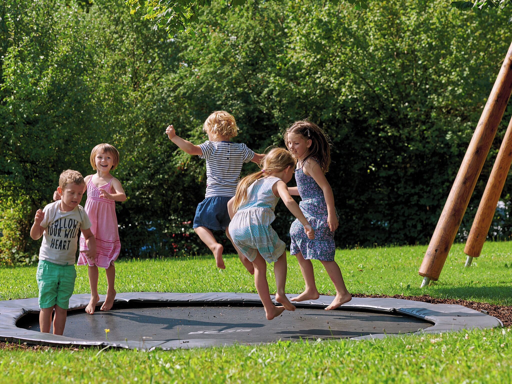 Moierhof (DE Gstadt am Chiemsee) - Strasswender Jakob --Bodentrampolin für Kinder