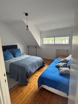 2 chambres, fer et planche à repasser, Wi-Fi, draps fournis