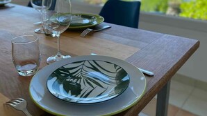 A dining table with a view of the sea, a green plate, and wine glasses. - Charm and nature in Morlaix Bay, sea view and coastal path (Plouezoc'h)