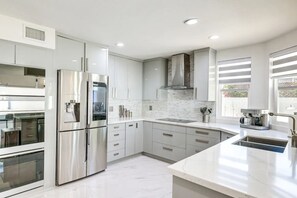 電子レンジ、オーブン、コンロ、食器洗い機