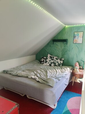 2 bedrooms, iron/ironing board, WiFi, bed sheets - Colorful home on a natural plot with its own small forest (Hesselager)