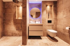 Shower, hair dryer, towels