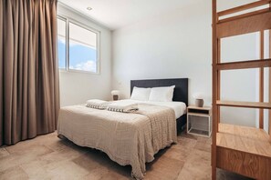 6 bedrooms, iron/ironing board, WiFi, bed sheets