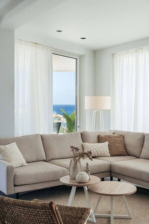 TV - Oceanfront 6BR Penthouse of One Mambo 38 & 39 by Bocobay (Curaçao | Mambo Beach)