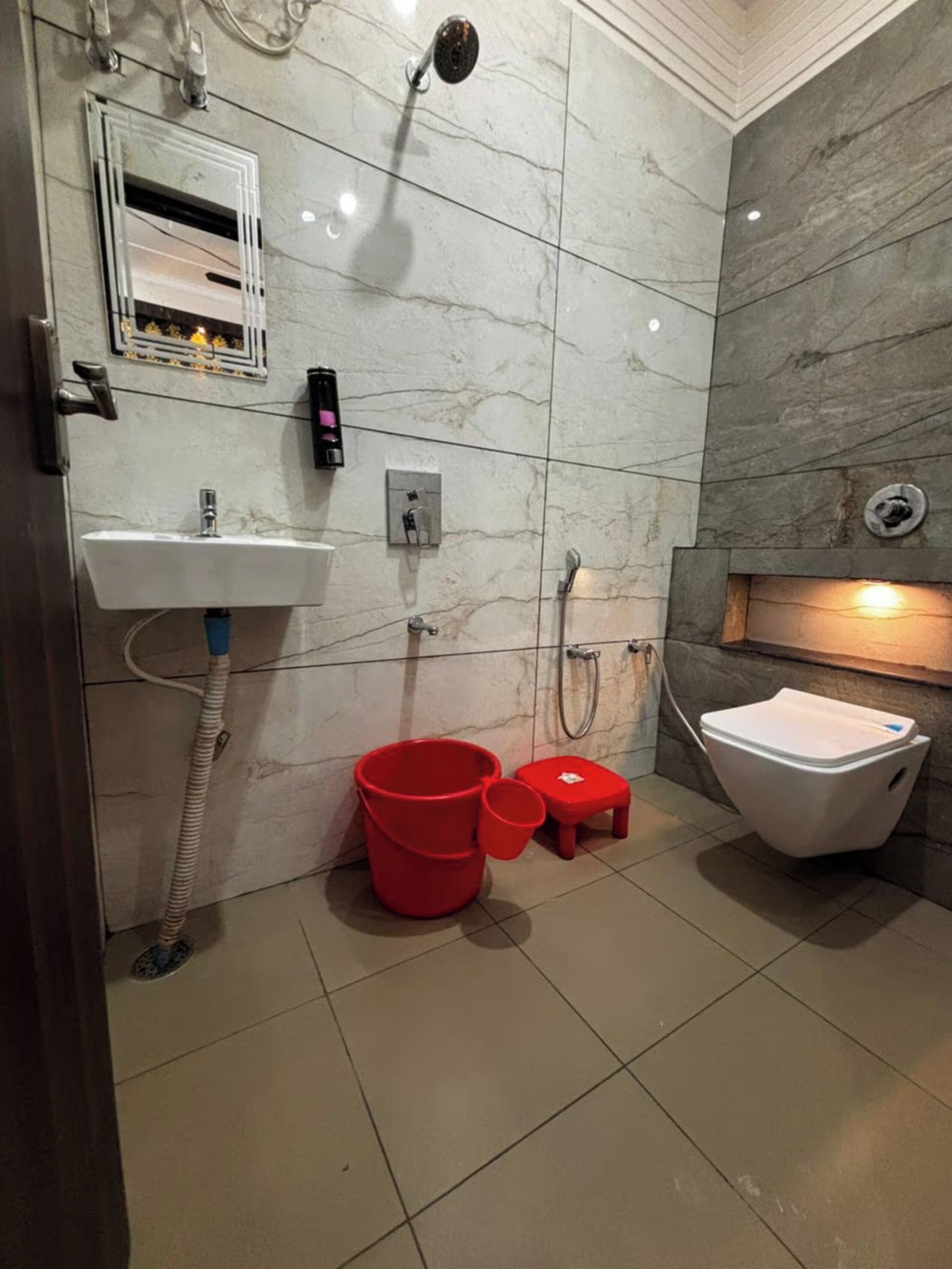 Shower, rainfall showerhead, free toiletries, slippers