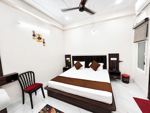 小型双人房 | 客房内保险箱、隔音、免费 WiFi、床单