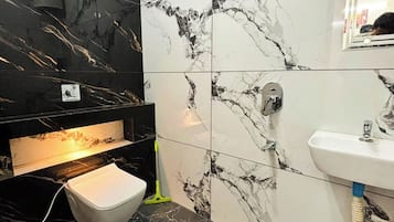 Shower, rainfall showerhead, free toiletries, slippers