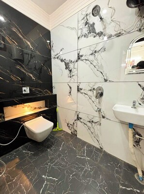 Shower, rainfall showerhead, free toiletries, slippers