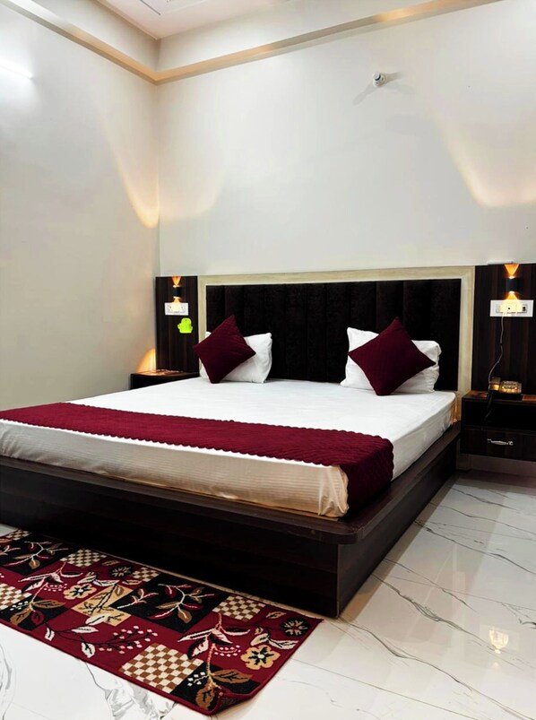 In-room safe, soundproofing, free WiFi, bed sheets