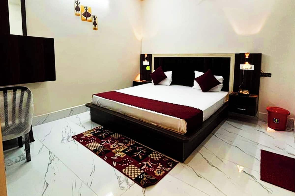 Deluxe Double Room, City View | In-room safe, soundproofing, free WiFi, bed sheets