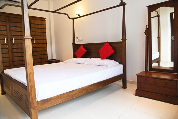 3 habitaciones, tabla de planchar con plancha, wifi y ropa de cama 